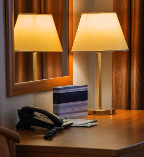 hotel-room-interior-table-lamp-mirror